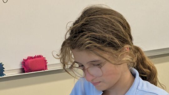 At The Legacy School‬, each Lower School student receives a 45-minute daily tutoring session and an individualized 45-minute reading lesson utilizing Orton-Gillingham methodologies. As a group, students participate in additional reading lessons and fluency practice as well as a dedicated writing session. In the 30-minute literature class, students are exposed to grade level vocabulary and comprehension strategies. The 90-minute math block provides class and small group instruction based on grade level. Our Elementary Program includes one specials block each day, with students experiencing art, music, and gym coursework. Classes sizes average 8 students with full class and small group instruction providing content and building social skills.