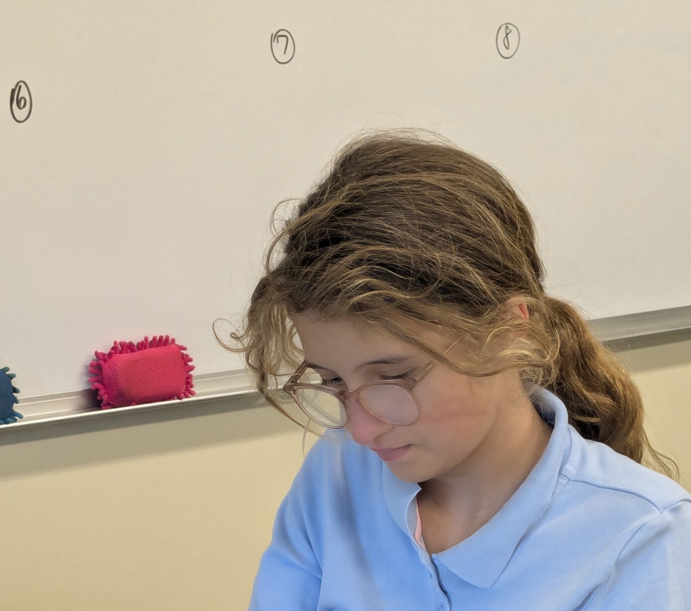 At The Legacy School‬, each Lower School student receives a 45-minute daily tutoring session and an individualized 45-minute reading lesson utilizing Orton-Gillingham methodologies. As a group, students participate in additional reading lessons and fluency practice as well as a dedicated writing session. In the 30-minute literature class, students are exposed to grade level vocabulary and comprehension strategies. The 90-minute math block provides class and small group instruction based on grade level. Our Elementary Program includes one specials block each day, with students experiencing art, music, and gym coursework. Classes sizes average 8 students with full class and small group instruction providing content and building social skills.